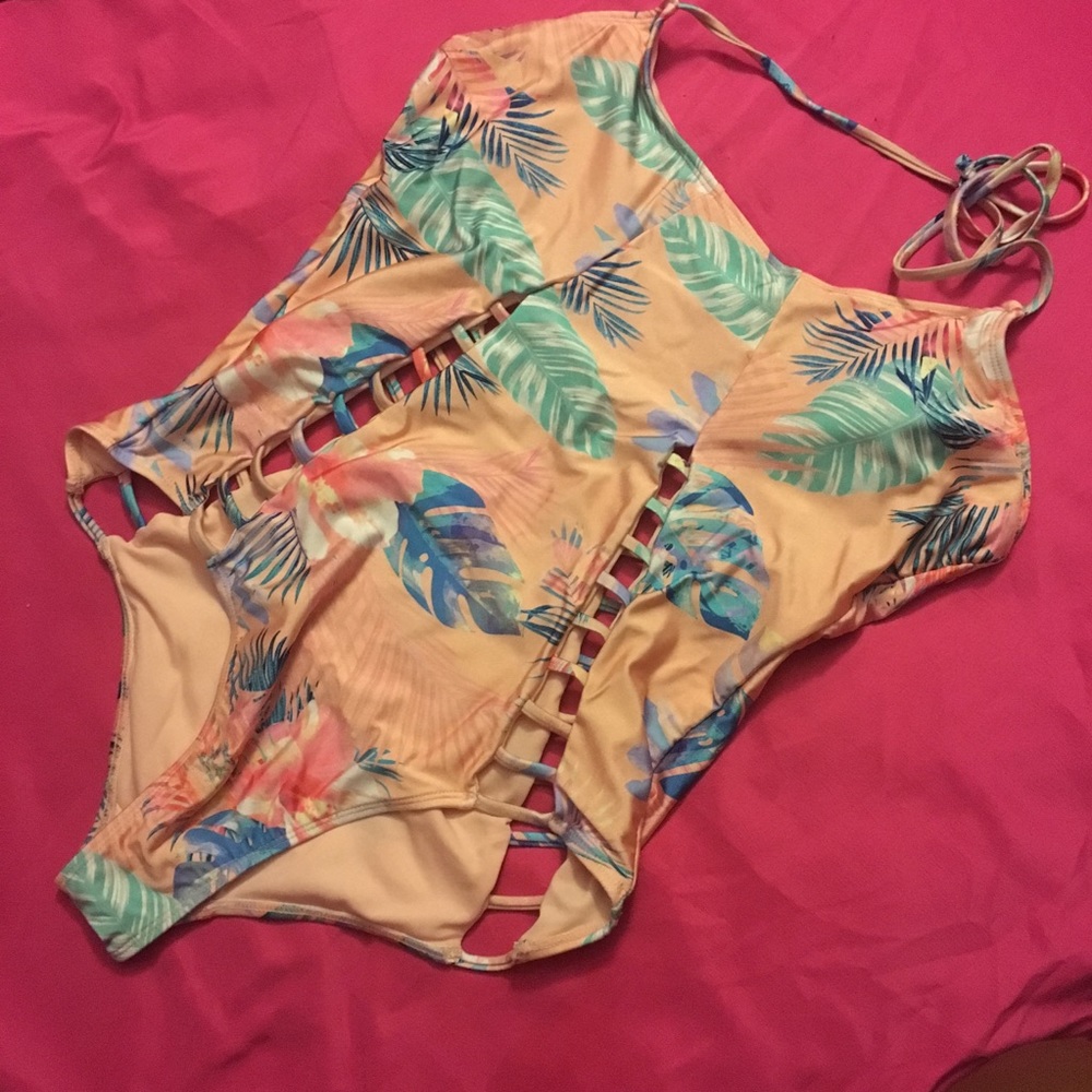 One piece swim wear